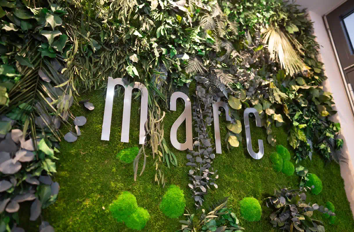 Muenchen-Hotel-Marc-Eingangsbereich-Mooswand-Logo-3