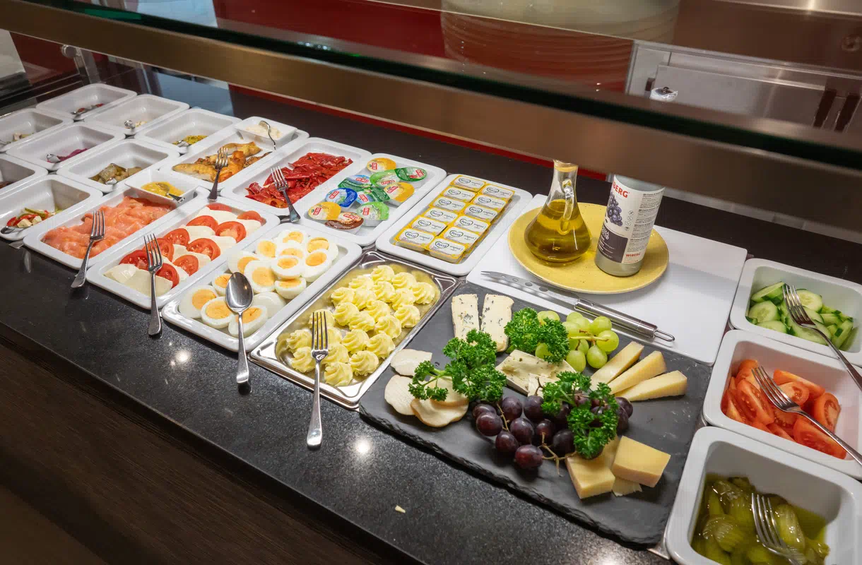 Muenchen-Hotel-Marc-Fruehstueck-Buffet-Kaeseplatte-2