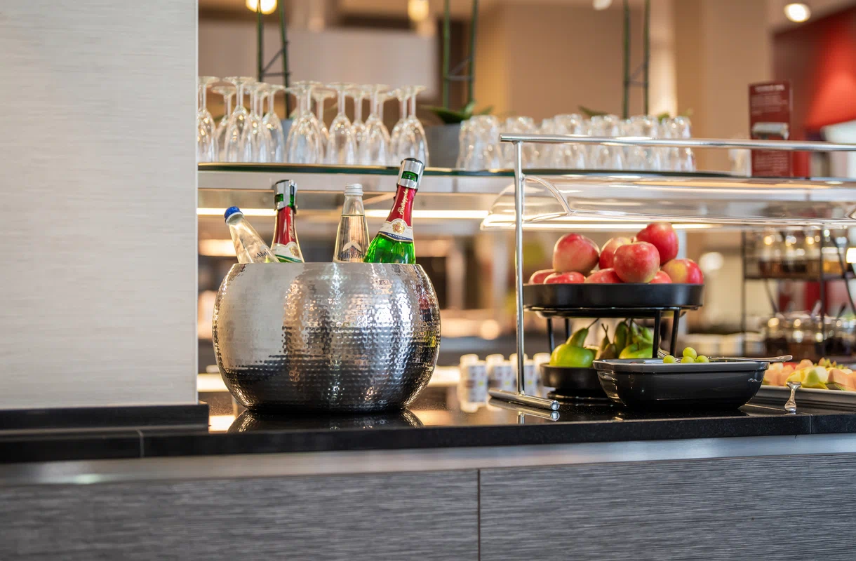 Muenchen-Hotel-Marc-Fruehstueck-Buffet-Sekt-Obst-2